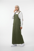 Latzkleid aus Gabardine mit quadratischem Ausschnitt, verstellbaren Trägern und Taschen – sportlich-lässiger Freizeitlook für vielseitige Kombinationen
