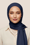 Damen Schal elegant getragen – perfektes Accessoire für jedes Outfit
